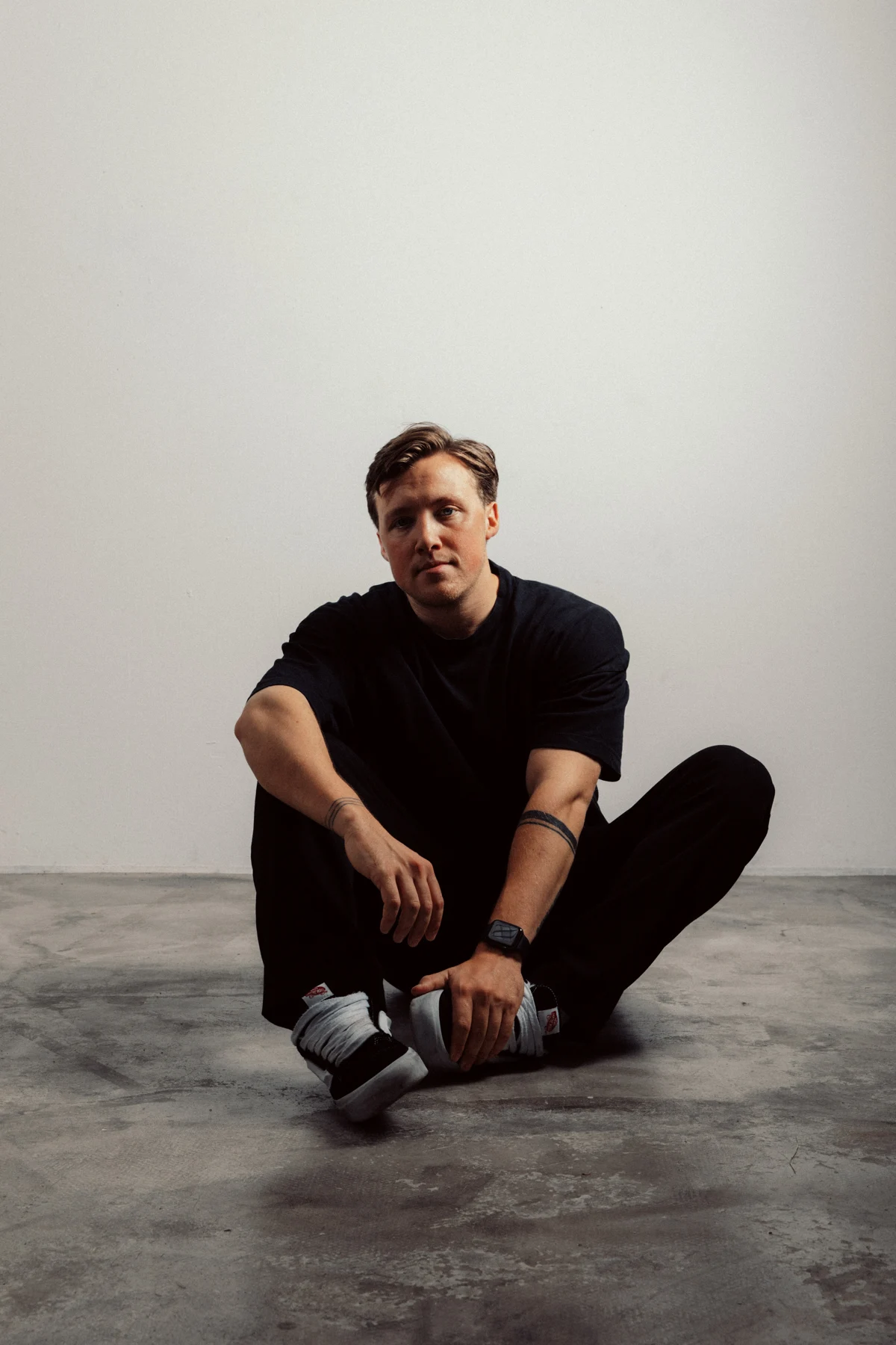 Koen Akkermans seated on the studio floor
